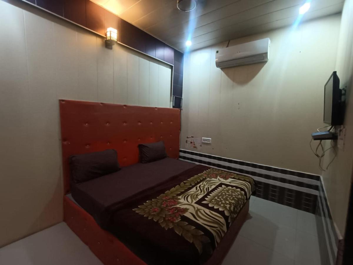 Hotel Yamnotri Dham Vrindāvan Exterior foto